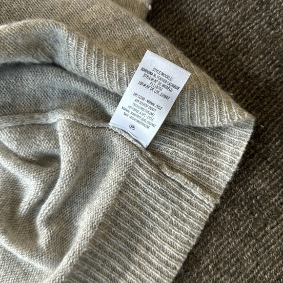 Theory Adrianna Feather Weight Cashmere Sweater V-Neck Heather Gray - M - Picture 9 of 10